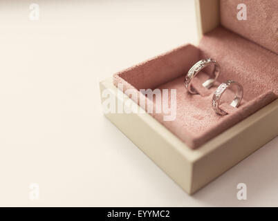 Deux anneaux de mariage dans la région de fort, photo teinté Banque D'Images