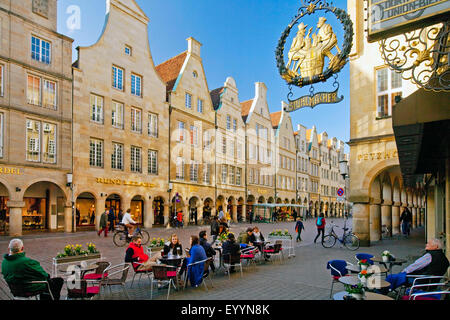 Inscrivez-Stuhlmacher sur avant du grès façades de la place Prinzipalmarkt, les gens dans le café de la chaussée, de l'Allemagne, en Rhénanie du Nord-Westphalie, de Münster, de Munster Banque D'Images