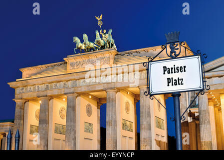 Allemagne, Berlin : vue nocturne de la porte de Brandebourg à Paris Square Banque D'Images