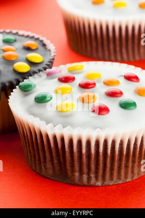 Libre de petits gâteaux décorés de Smarties colorés Banque D'Images