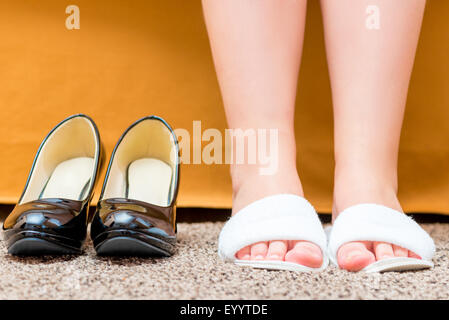 Les pieds chaussés dans de confortables chaussons closeup Banque D'Images