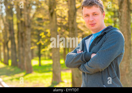 Portrait of a 30 ans formateur dans un costume de sport en plein air Banque D'Images