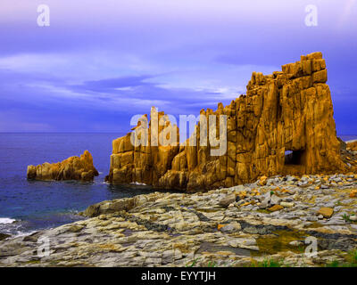 Plage de Rocce Rosse, roches de porphyre rouge dans la soirée, l'Italie, Sardaigne, Arbatax Banque D'Images