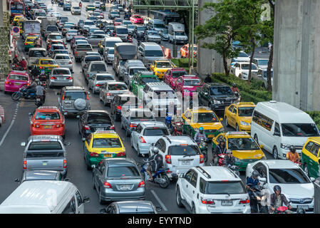 La circulation aux heures de pointe à l'embouteillage dans le centre-ville de Bangkok, Thaïlande, Bangkok Banque D'Images