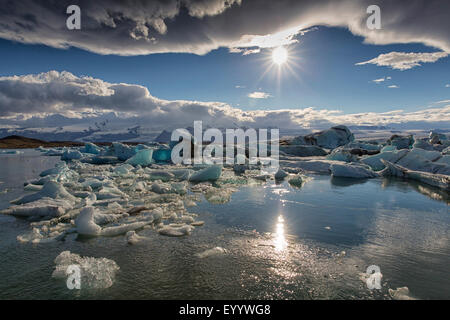 Joekulsarlon lac glaciaire au coucher du soleil, l'Islande, l'Austurland, Kalfafellsstadur Banque D'Images