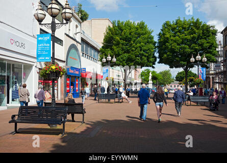 Les visiteurs les touristes se promenant dans les magasins boutiques centre-ville en été Carlisle Cumbria Angleterre Royaume-Uni GB Grande-Bretagne Banque D'Images