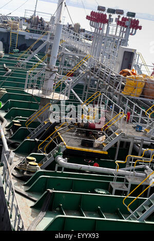 L'approvisionnement pétrolier de l'huile de carburant (bunkers) aux voitures bateau de croisière. Port de Dubai UAE . Banque D'Images