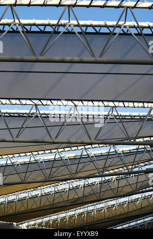 Les écrans solaires sur le paquebot Cunard Queen Elizabeth Banque D'Images