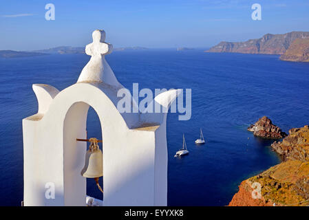 Église dans le village de Oia, Santorin, Cyclades, Grèce Banque D'Images