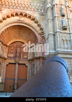 Cannon en face du porche de la cathédrale de Palma La Seu, Espagne, Baléares, Majorque Banque D'Images