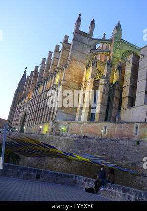 La cathédrale de Palma éclairé La Seu dans lumière du soir, l'Espagne, Baléares, Majorque Banque D'Images