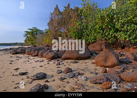 Plage avec des roches de lave sur l'île Nosy Faly, Madagascar, Nosy Faly, Isla Faly Banque D'Images