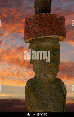 Moai statue avec pukao au coucher du soleil, le Chili, le parc national de Rapa Nui Banque D'Images