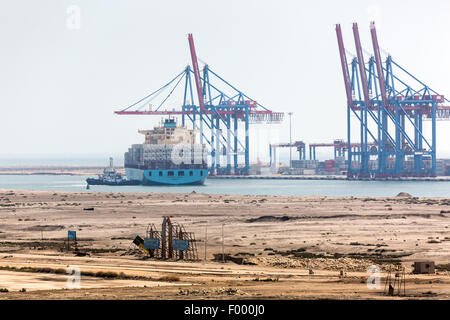 Tôt le matin. Canal de Suez Container Terminal (SCCT SERVICE), situé à Port Saïd, en Egypte, à l'embouchure du Canal de Suez Banque D'Images