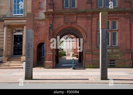 Entrée au musée et à la galerie d'art de Tullie House en été Carlisle Cumbria Angleterre Royaume-Uni Grande-Bretagne Banque D'Images