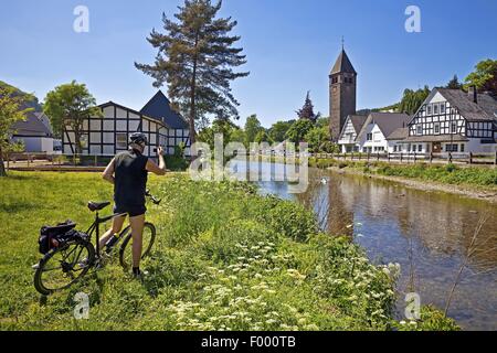 Cycliste prend une photo du fleuve 1443, l'Allemagne, district Saalhausen en Rhénanie du Nord-Westphalie, Rhénanie-Palatinat, Attendorn Banque D'Images
