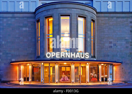 L'Opéra de Wuppertal Barmen en bleu à l'heure, l'Allemagne, en Rhénanie du Nord-Westphalie, région du Bergisches Land, à Wuppertal Banque D'Images