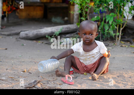 Petit garçon de la tribu des Skalava dans un village, Madagascar, Nosy Be, Lokobe Nationalpark Banque D'Images