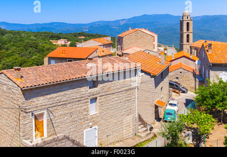 Paysage village corse, résidence maisons et église. Sollacaro, Corse, France Banque D'Images