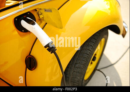 Détail tourné avec une prise électrique et de charge connecté dans une voiture classique Banque D'Images