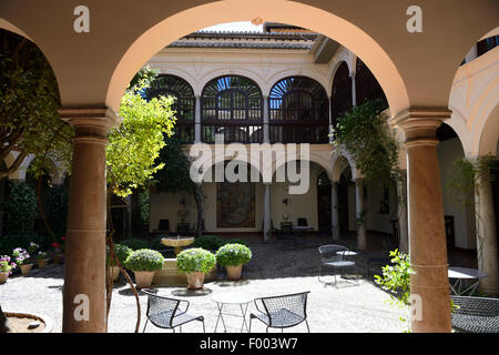 Cour du Couvent de San Francisco (Parador) dans les palais de l'Alhambra complexe, Grenade, Andalousie, Espagne Banque D'Images