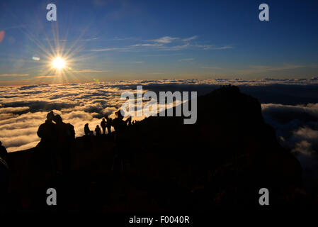 Vue du sommet de la montagne du Volcan Piton des Neiges au lever du soleil, la réunion Banque D'Images