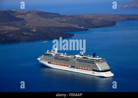 Bateau de croisière en face de l'île volcanique de Nea Kameni, Grèce, Cyclades, Santorin Banque D'Images