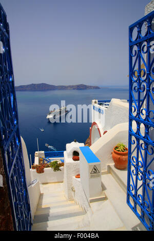 Vue de l'île volcanique de porte bleu et un Nea Kamena bateau de croisière, Grèce, Cyclades, Santorin, Thira Banque D'Images