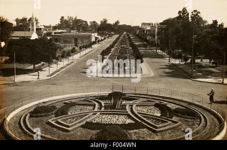 Ismailia, Égypte - 1930 - une vieille photo de la paisible ville de Ismailia, siège de la Canal de Suez, où les avenues et calme des villas avec jardins luxuriants sont témoins d'un passé illustre quand le Canal de Suez a été construite au 19ème siècle. COPYRIGHT COLLECTION PHOTOGRAPHIQUE DE BARRY IVERSON Banque D'Images