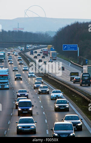 Le trafic sur l'autoroute A2 dans la lumière du soir, Horizon Observatoire sur le terril Hoheward de haut en arrière-plan, l'Allemagne, en Rhénanie du Nord-Westphalie, Ruhr, Recklinghausen Banque D'Images