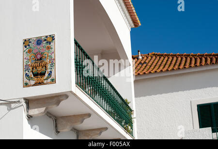 Accueil carreaux en céramique avec photo plaque sur le mur et balcon à Albufeira , Portugal Banque D'Images