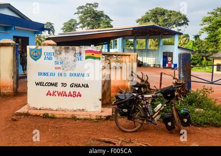 Bienvenue au Ghana - Akwaaba - border sign in Dormaa, à la frontière avec la Côte d'Ivoire Banque D'Images