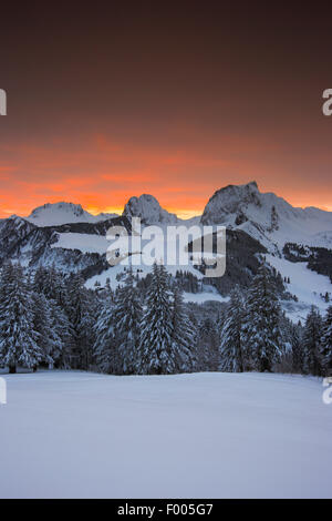 Préalpes suisses, Chrumfadeflue - 2079, m, Nuenenen - 2101m, Gantrisch - 2175 m, Suisse, Berner Mittelland Banque D'Images