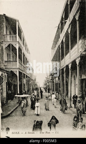 Suez, Egypte - 1900 - Une vieille carte postale d'une rue animée à Suez, la ville à l'extrémité sud du Canal de Suez. COPYRIGHT COLLECTION PHOTOGRAPHIQUE DE BARRY IVERSON TOUS DROITS RÉSERVÉS Banque D'Images