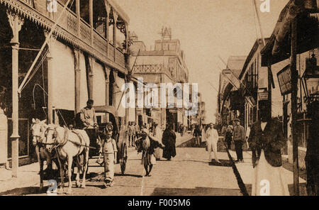 Suez, Egypte - 1900 - Une vieille carte postale d'un occupé et mutli-Colmar culturelle dans la rue, la ville de Suez, à l'extrémité sud du Canal de Suez. COPYRIGHT COLLECTION PHOTOGRAPHIQUE DE BARRY IVERSON TOUS DROITS RÉSERVÉS Banque D'Images