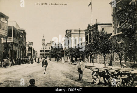 Suez, Egypte - 1900 - Une vieille carte postale d'une rue animée à Suez, la ville à l'extrémité sud du Canal de Suez. COPYRIGHT COLLECTION PHOTOGRAPHIQUE DE BARRY IVERSON TOUS DROITS RÉSERVÉS Banque D'Images