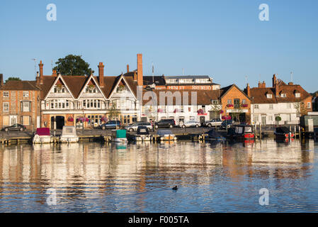 Henley on Thames la cisjordanie river front dans la lumière du soleil tôt le matin. Oxfordshire, Angleterre Banque D'Images