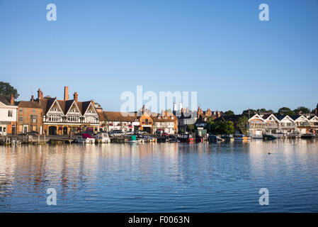 Henley on Thames la cisjordanie river front dans la lumière du soleil tôt le matin. Oxfordshire, Angleterre Banque D'Images