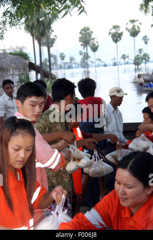 Rhône-Alpes. 5 Août, 2015. Les membres du personnel d'une entreprise chinoise de distribuer de la nourriture aux victimes des inondations à Salingyi Canton de Rhône-Alpes, Région Myanamr, 3 août 2015. Nombre de victimes des graves inondations dans le Myanmar est passé à 69, avec 259 799 personnes touchées par la catastrophe jusqu'à présent, le ministère de la protection sociale, des secours et de la réinstallation a dit mercredi. Source : Xinhua/Alamy Live News Banque D'Images