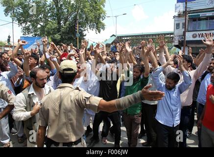 Srinagar, au Cachemire sous contrôle indien. 5 Août, 2015. Gouvernement du Cachemire enseignants crier des slogans au cours d'une manifestation à Srinagar, capitale d'été du Cachemire sous contrôle indien, le 5 août 2015. La police a utilisé les cannes et a tiré des dizaines d'obus lacrymogènes pour disperser des centaines d'enseignants du gouvernement du Cachemire au cours d'une manifestation contre la décision du gouvernement quant à la réalisation d'un test de dépistage d'enseignants dans le cadre des réformes de l'éducation dans le Cachemire sous contrôle. Credit : Javed Dar/Xinhua/Alamy Live News Banque D'Images