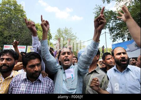 Srinagar, au Cachemire sous contrôle indien. 5 Août, 2015. Gouvernement du Cachemire enseignants crier des slogans au cours d'une manifestation à Srinagar, capitale d'été du Cachemire sous contrôle indien, le 5 août 2015. La police a utilisé les cannes et a tiré des dizaines d'obus lacrymogènes pour disperser des centaines d'enseignants du gouvernement du Cachemire au cours d'une manifestation contre la décision du gouvernement quant à la réalisation d'un test de dépistage d'enseignants dans le cadre des réformes de l'éducation dans le Cachemire sous contrôle. Credit : Javed Dar/Xinhua/Alamy Live News Banque D'Images