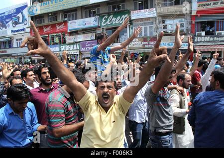Srinagar, au Cachemire sous contrôle indien. 5 Août, 2015. Gouvernement du Cachemire enseignants crier des slogans au cours d'une manifestation à Srinagar, capitale d'été du Cachemire sous contrôle indien, le 5 août 2015. La police a utilisé les cannes et a tiré des dizaines d'obus lacrymogènes pour disperser des centaines d'enseignants du gouvernement du Cachemire au cours d'une manifestation contre la décision du gouvernement quant à la réalisation d'un test de dépistage d'enseignants dans le cadre des réformes de l'éducation dans le Cachemire sous contrôle. Credit : Javed Dar/Xinhua/Alamy Live News Banque D'Images