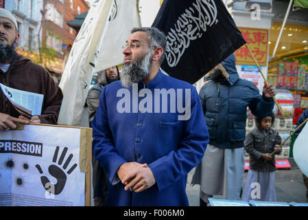 22 novembre 2013 - Radical prédicateur Anjem Choudary UK est l'un des deux hommes qui a été accusé d'avoir sollicité un soutien pour l'État islamique militants, Scotland Yard dit.Il est accusé d'avoir sollicité un soutien ''' pour de soi-disant Etat islamique (EST) entre le 29 juin 2014 et le 6 mars cette année. © Grant Vélaires/ZUMA/Alamy Fil Live News Banque D'Images