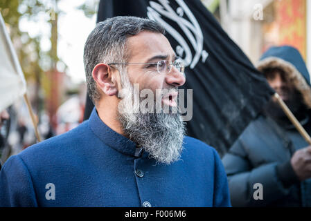 22 novembre 2013 - Radical prédicateur Anjem Choudary UK est l'un des deux hommes qui a été accusé d'avoir sollicité un soutien pour l'État islamique militants, Scotland Yard dit.Il est accusé d'avoir sollicité un soutien ''' pour de soi-disant Etat islamique (EST) entre le 29 juin 2014 et le 6 mars cette année. © Grant Vélaires/ZUMA/Alamy Fil Live News Banque D'Images