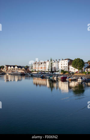 Henley on Thames la cisjordanie river front dans la lumière du soleil tôt le matin. Oxfordshire, Angleterre Banque D'Images