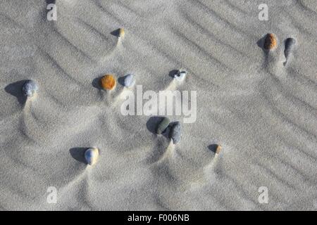 Structures de sable et de pierres dans le sable à reflux, l'Allemagne, Schleswig-Holstein, Helgoland Banque D'Images