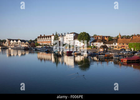 Henley on Thames la cisjordanie river front dans la lumière du soleil tôt le matin. Oxfordshire, Angleterre Banque D'Images