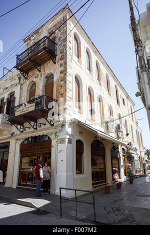 Vu ici est très daté architecture vénitienne à l'intérieur de la vieille ville de Rethymnon Crète sur l'île grecque de Crète. Banque D'Images