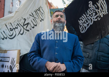 22 novembre 2013 - Radical prédicateur Anjem Choudary UK est l'un des deux hommes qui a été accusé d'avoir sollicité un soutien pour l'État islamique militants, Scotland Yard dit.Il est accusé d'avoir sollicité un soutien ''' pour de soi-disant Etat islamique (EST) entre le 29 juin 2014 et le 6 mars cette année. © Grant Vélaires/ZUMA/Alamy Fil Live News Banque D'Images