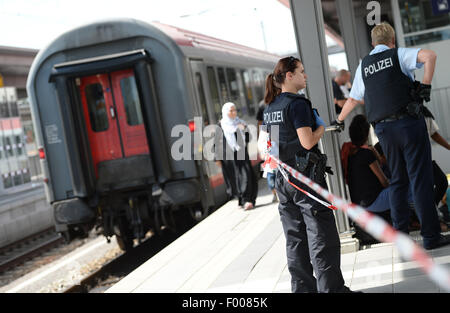 Rosenheim, Allemagne. Le 04 août, 2015. Une femme de Syrie promenades le long d'une plate-forme à la gare de Rosenheim, Allemagne, 04 août 2015. La police allemande a ramassé autour de 150 réfugiés de différents pays dans un train entrant de Vérone. Après avoir été fouillé et enregistrés, ils ont reçu un document d'identification à un bureau de la Police Fédérale Allemande et a été envoyé à l'établissement d'accueil des réfugiés à Munich, où ils peuvent faire une demande d'asile. Photo : Andreas GEBERT/dpa/Alamy Live News Banque D'Images